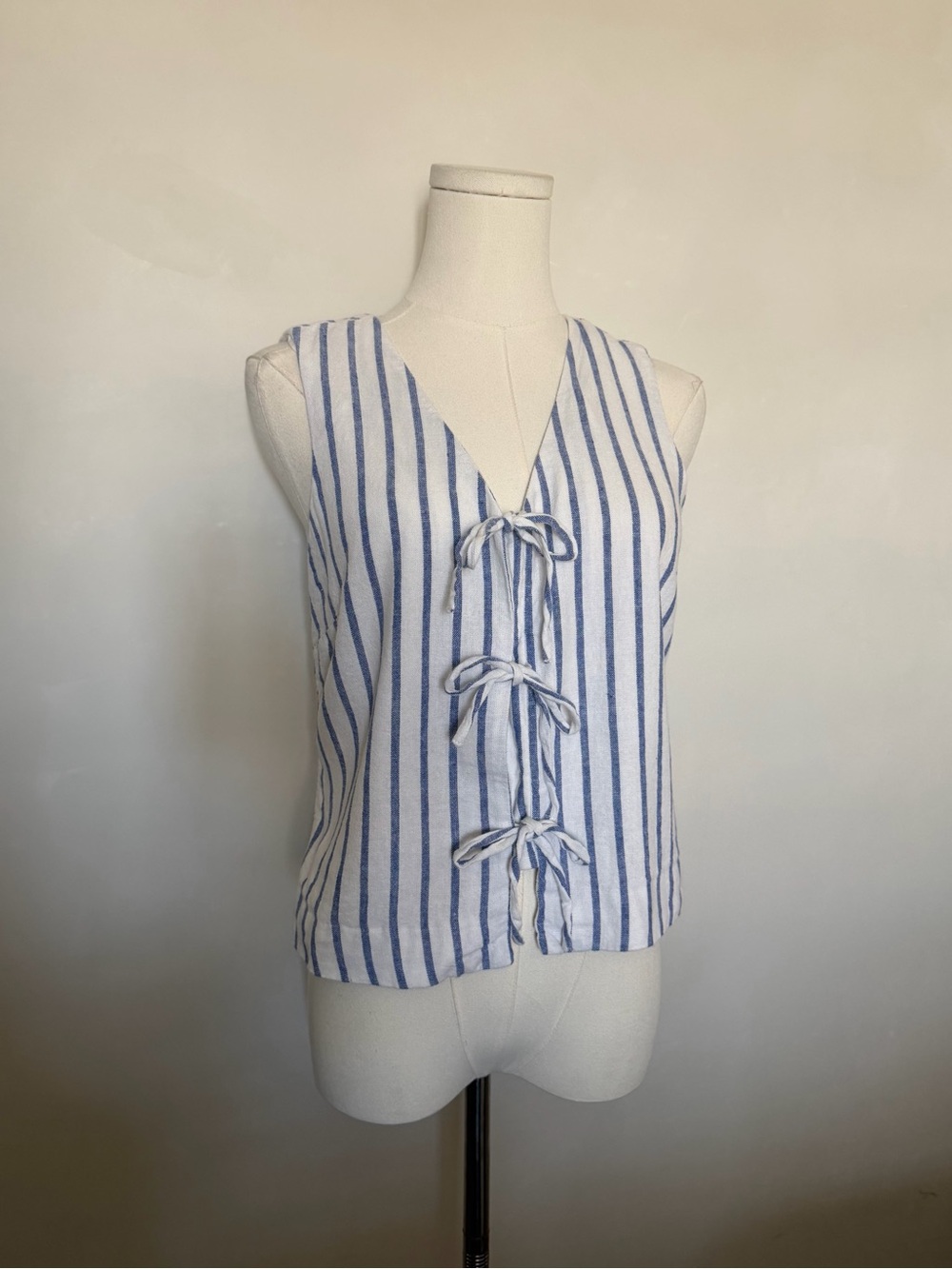 LC Lauren Conrad White Sleeveless V-Neck Tie-Front Stripe Top